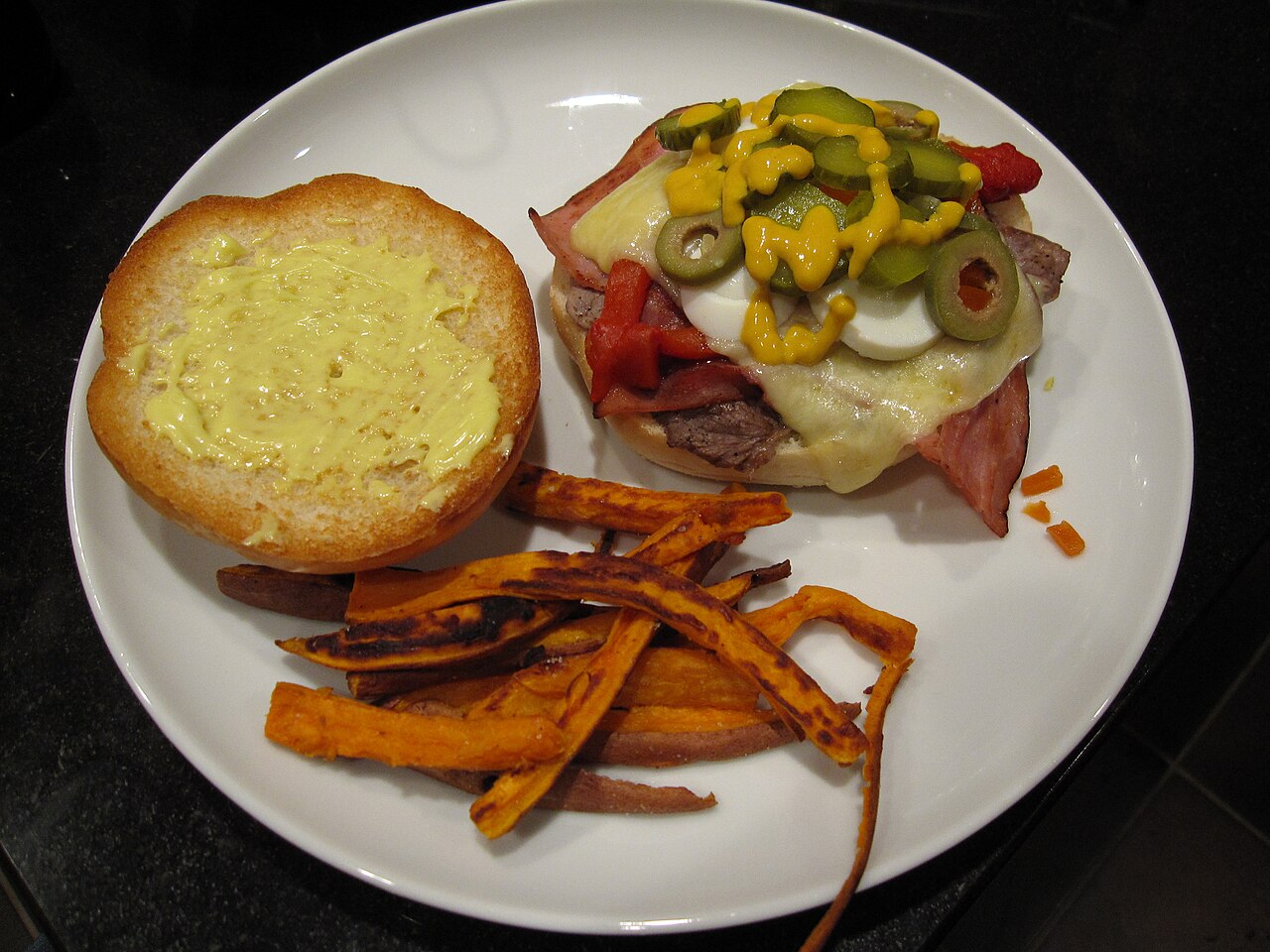 Chivito uruguayen au pain, servi avec des frites